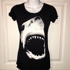 🎀 Shark graphic tee